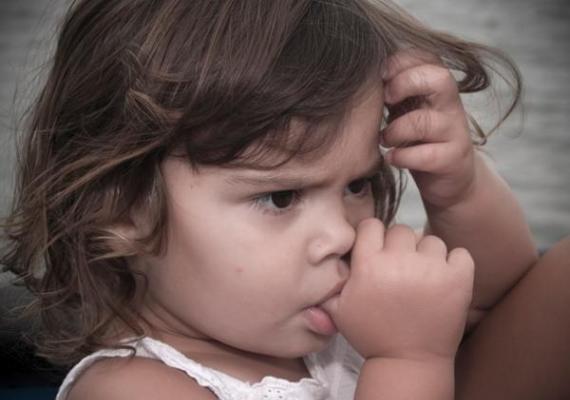 Как отучить ребёнка сосать палец: причины и способы борьбы с вредной привычкой