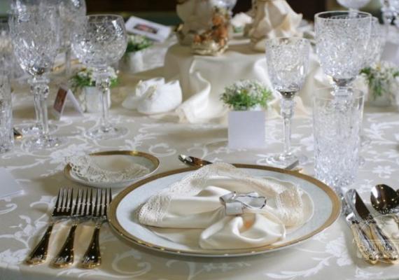 Як зробити прикрасу з весільних серветок своїми руками – паперові та тканинні фігури для оформлення столу Оформлення весільного столу паперовими серветками